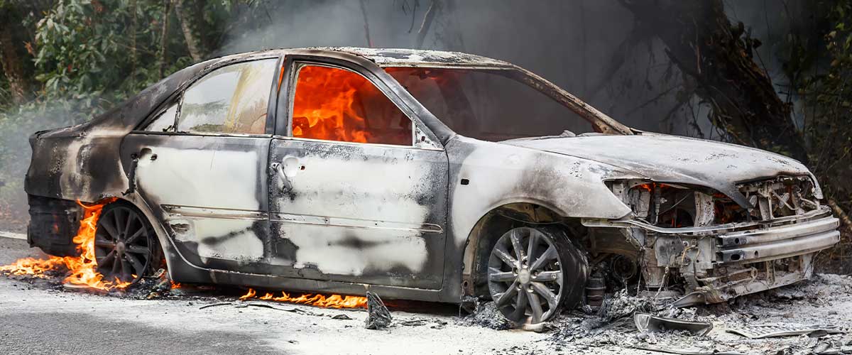 Wer haftet bei Brandstiftung am Auto?